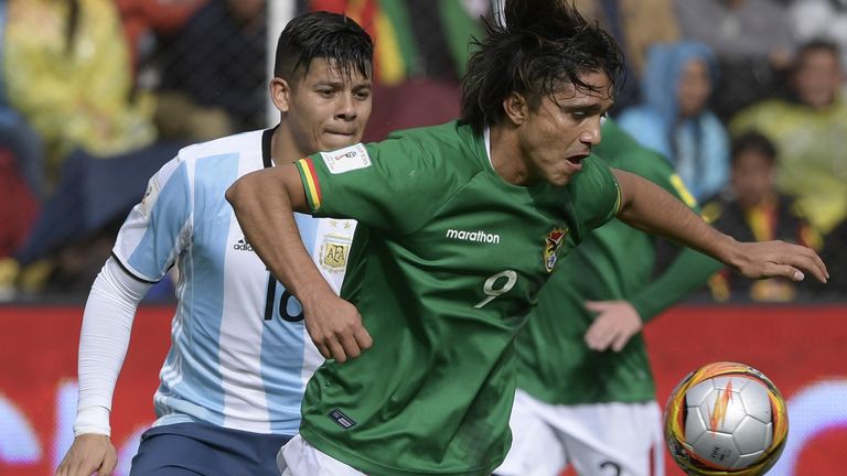 Bolivia's forward Marcelo Martins (R) controls the ball during their 2018 FIFA World Cup qualifier football match against Argentina in La Paz, on March 28,