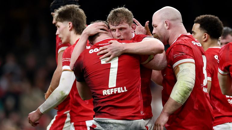 Jac Morgan scored in the final play of the first half to put Wales in front vs 14-player Ireland 