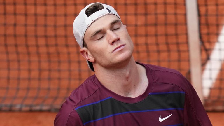 Britain's Jack Draper reacts as he plays against Kazakhstan's Alexander Bublik during their fourth round match of the French Tennis Open at the Roland-Garros stadium in Paris, Monday, June 2, 2025. (AP Photo/Christophe Ena)